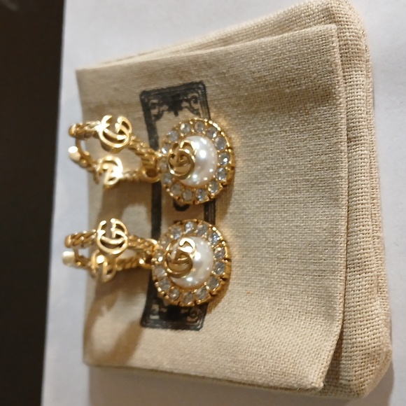 AUTHENTIC GUCCI GOLD TONE GG FAUX PEARL AND CRYSTAL EARRINGS - Picture 6 of 6